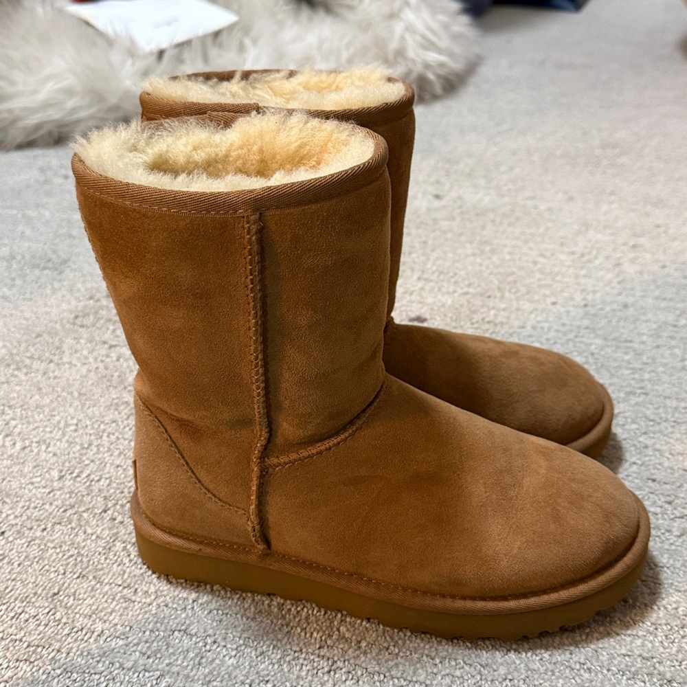 UGG Classic Short II - Picture 2 of 4